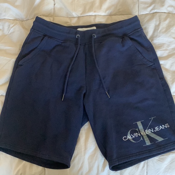 CALVIN KLEIN sweater and cotton shorts pair - Picture 3 of 4